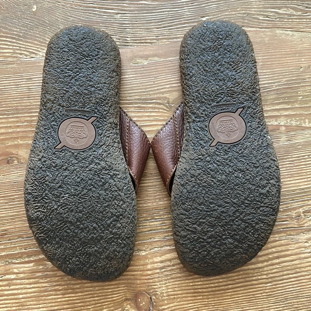 Born men’s brown leather sandals / flip flops beach pool summer spring